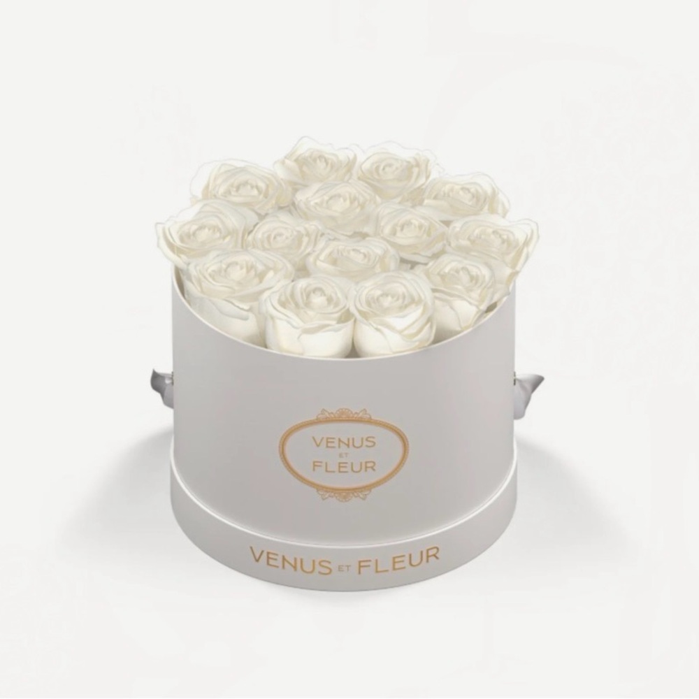 Venus Et Fleur White Rose Hat Box Bouquet